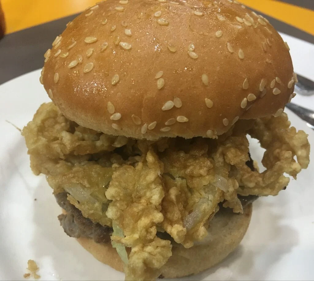 Hamburguesa con cebolla frita