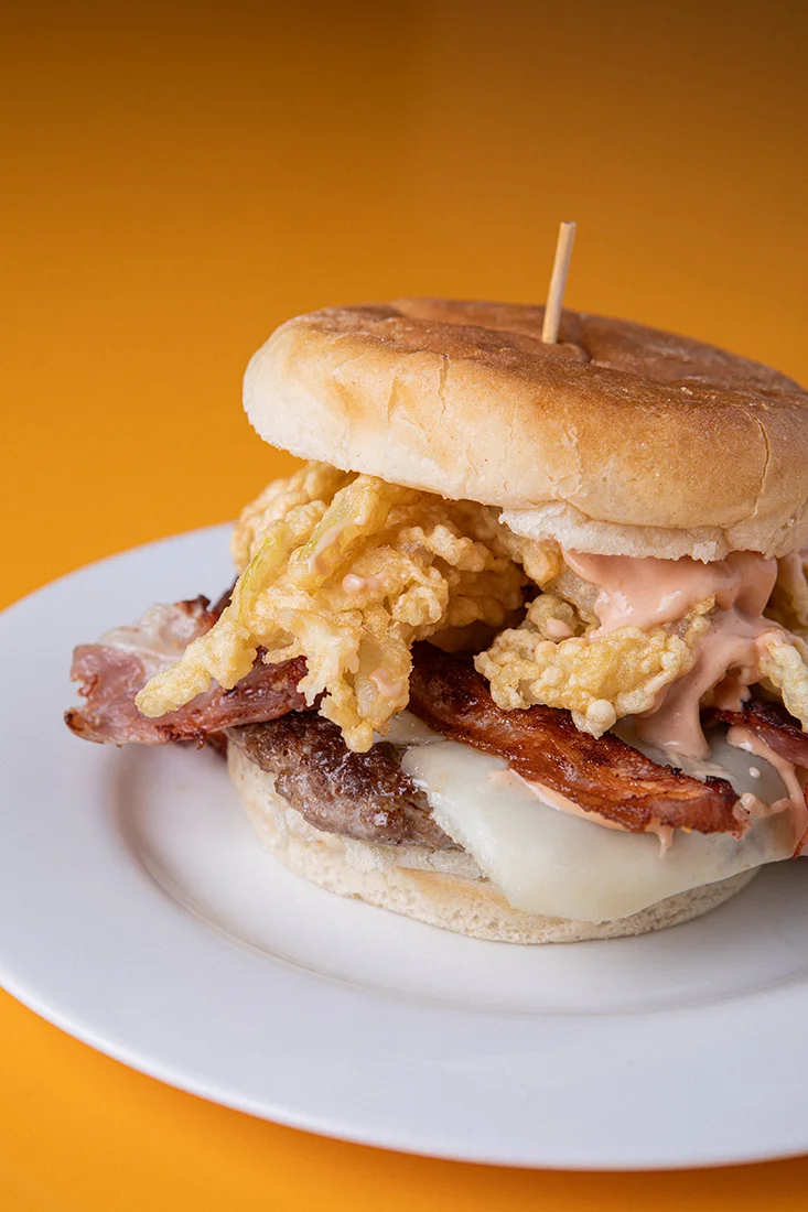 Queso, bacon y cebolla frita