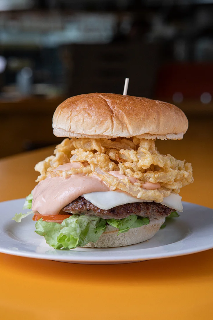 Hamburguesa con lechuga, tomate y cebolla cruda