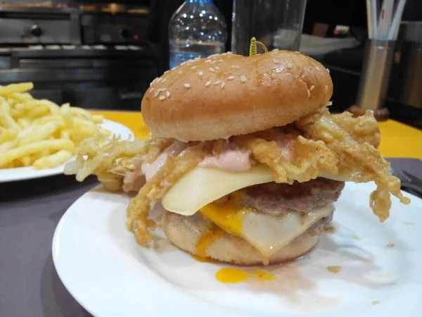 Con queso y cebolla frita